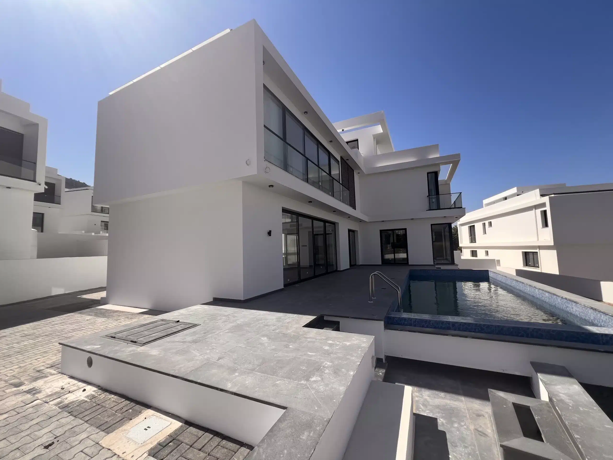 Neu gebaute Villa in Nordzypern mit privatem Pool, bodentiefen Fenstern und großer Terrasse