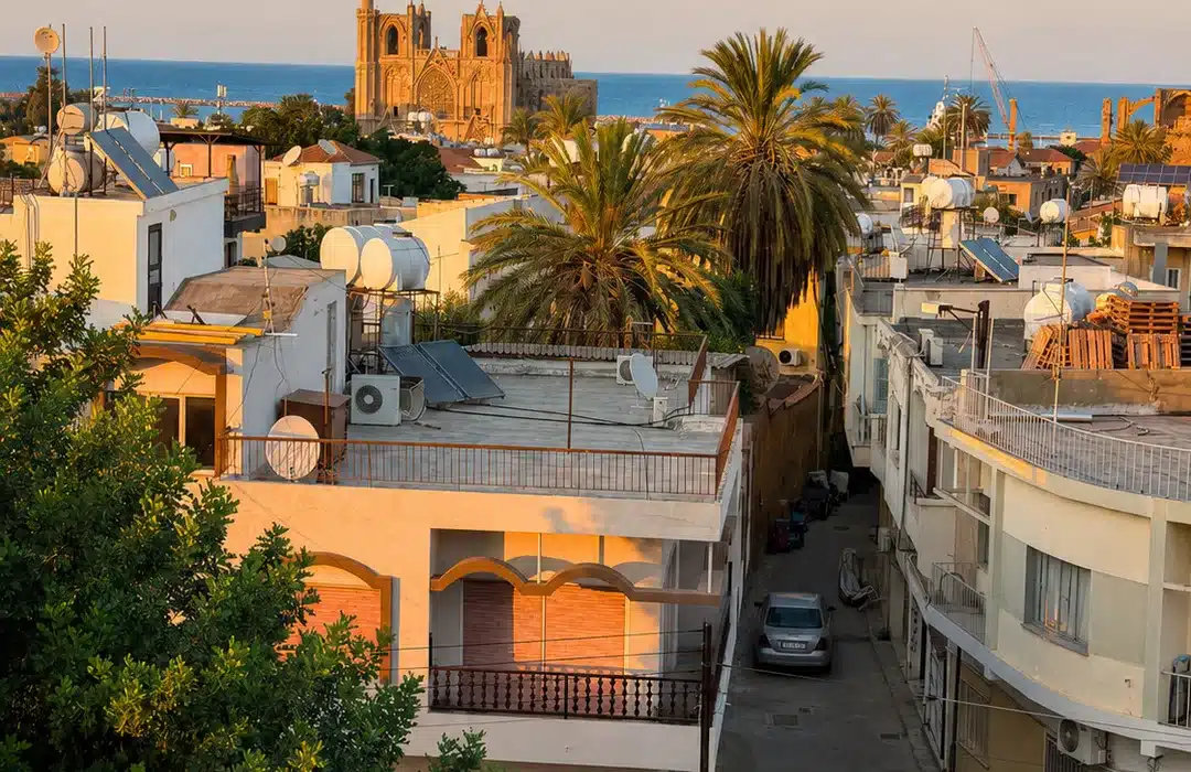 Blick über Famagusta in Nordzypern zur Lala-Mustafa-Pascha-Moschee und zum Meer